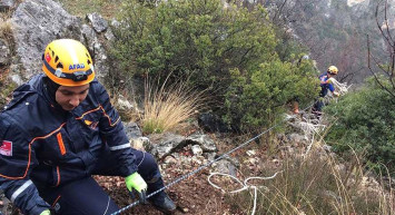 Niğde’de Kayalıklar Arasında Kalan Oğlağı Kurtarmak İçin Metrelerce Aşağıya İndiler