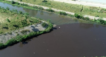 Nilüfer Çayı’nda Korkutan Görüntüler! Atıklar Sebebiyle Rengi Siyaha Döndü!