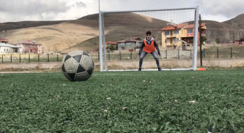 Öğrenciler Atık ve Atıl Malzemelerle Halı Saha Yaptı