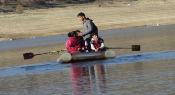 Okula Gidemeyen Öğrencilere Çözüm Babadan Geldi! Çocukları İçin Kayık Yaptı