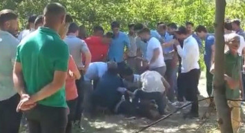 Ölümün nereden geleceği belli olmuyor! Elazığ'da halay başı çeken adam kalp krizi geçirerek bir anda yere yığıldı