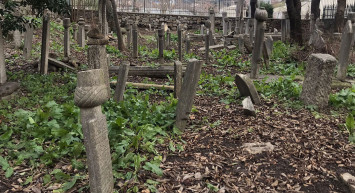 Osmanlı Sarayında Görev Yapmış Kişilerin Mezarlarının Bulunduğu Ayrılık Çeşmesi Mezarlığı Harabeye Döndü
