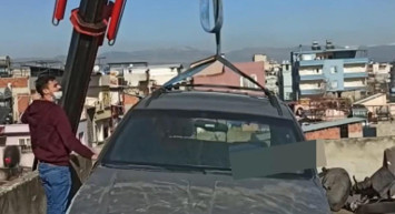 Oto Hırsızları, Çaldıkları Cipi Binanın Çatısına Çıkarmışlar