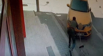 Otomobilin el frenini çekmeyi unutunca, arabayı durdurmak isteyen esnaf aracın altında ezildi!