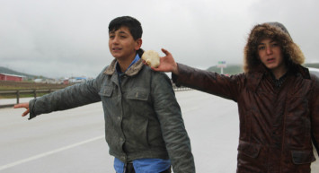 Otoyolda Mantar Satan Çocukların Yağmur Altında Ekmek Parası Mücadelesi