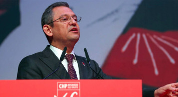 Özgür Özel yaptığı hareketle gündem oldu: Spikere tepki gösterdi