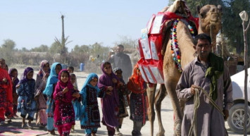 Pakistan'dan Dev Hizmet: ‘Gezici Deve Kütüphane’ Çocukları Kitaplara Kavuşturdu