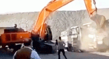 Parasını Alamadı: Kepçeye Binip Kamyonları Ezdi!