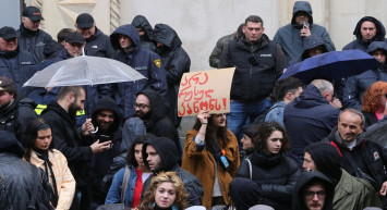 Parlamentoda yasa tasarısı tartışması yumruklu kavgaya dönüştü