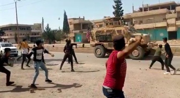 Terör Yandaşları Suriye’de ABD Ordusunun Araçlarını Taşladı