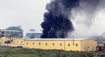 Plastik üretim işyerinde yangın çıktı: o anlar kameraya yansıdı