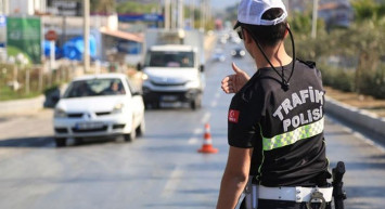 Polis aracıyla uygunsuz video çeken 4 kişi yakalandı
