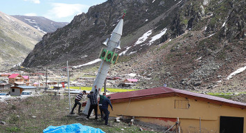 Rize'de Kış Ayında Yatırılan Minare Havalar Isınınca Yeniden Kaldırıldı