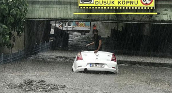 Sağanak Yağış İstanbul'u Felç Etti! Araçlar Sular Altında Kaldı