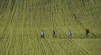 Sağlıkçılar Zorlu Yolları Aşarak Aşılama Yapıyor