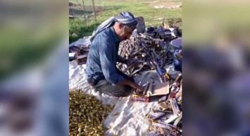 Şanlıurfa'da tırdan yol kenarına bayram şekerleri devrildi: Şekerleri  yağmaladılar!