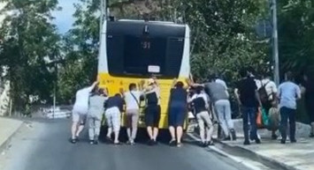Sarıyer’de Arızalanan İETT Otobüsü Yolcular Tarafından İtildi