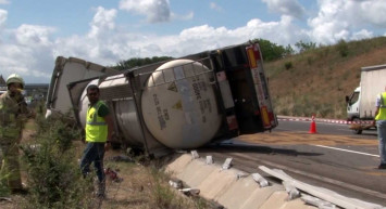 Sarıyer'de korkunç kaza! Kimyasal madde yüklü tanker yola devrildi