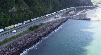 Sarp Sınır Kapısı’nda 15 Kilometrelik Tır Kuyruğu