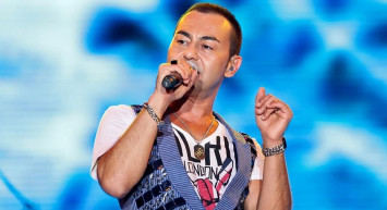 Serdar Ortaç sevenlerini korkuttu: Sahnede bir anda yere yığıldı