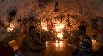 Sığındığı Mağaraya Motifler Çizdi