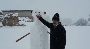 Sivas’ta Yaşayan 66 Yaşındaki Adam Kardan Adamla Güreş Tuttu O Anlar Sosyal Medyada Olay Oldu