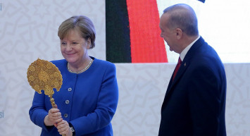 Siz Bir De Onu Erdoğan'dan Hediye Alırken Görün!