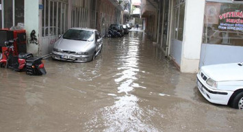 Son Dakika! Ankara'da Yoğun Sağanak Sonrası Sel Oluşunca Araçlar Sürüklendi