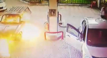 Son Dakika: Benzin İstasyonunda Feci Olay! Sürücüsü İçindeyken Alev Alev Yandı