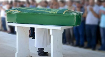 Sosyal medyayı karıştıran video: Ölü adamın üzerine çıkıp dans etti