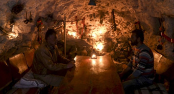 Suriye'de Sivillerin Sığındığı Mağara Sanat Galerisine Çevrildi