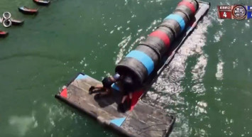 Survivor'da olay yaratan görüntüler: İki yarışmacı üst üste binince...