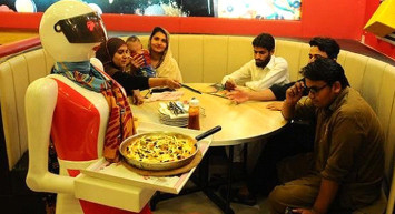 Suudi Arabistan’da Restoranda Robotlar Çalışıyor