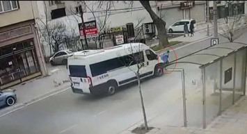Tekirdağ'da korkunç olay! Başıboş köpeklerden kaçan çocuğa minibüs çarptı: O anlar kameralara yansıdı