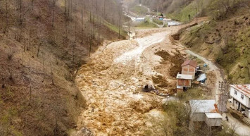 Trabzon'da korkutan heyelan olayı: Evler ve okul toprak altında kaldı!