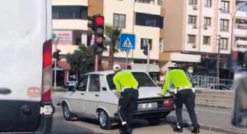 Trafik Polisi Aracı Bozulan Adama Yardım Etti