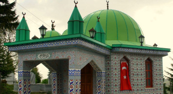 Türbede TikTok Çekti, Sosyal Medyada Olay Oldu!