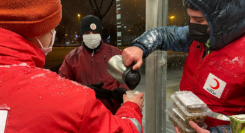 Türk Kızılay’ından Soğuk Havada Mahsur Kalanlara Yardım: ‘Biz Aldık Yemeyenlere Verin’