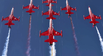 Türk Yıldızları’ndan nefes kesen gösteri: Azerbaycan TEKNOFEST etkinliği AKINCI TİHA tarafından kaydedildi