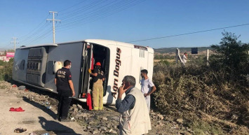 Uşak'ta Yolcu Otobüsü Devrildi