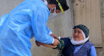 Van'da Aşı Yapmaya Giden Sağlıkçılar Karlı Yollarla Mücadele Ettiler