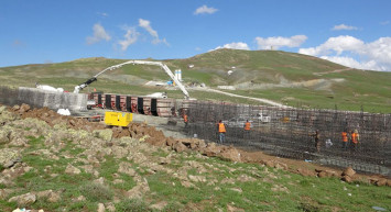 Van’ın İran Sınırına 64 Kilometrelik Duvar Örülüyor