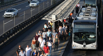 Vatandaşa gına geldi: İstanbul’un metrobüs arızaları bitmek bilmiyor!