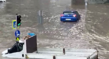 Yağmur İstanbul’u esir aldı: Eminönü’nde sokaklar göle döndü