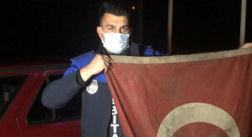 Yalova'da Yol Ortasına Düşen Türk Bayrağını Yerde Bırakmadı