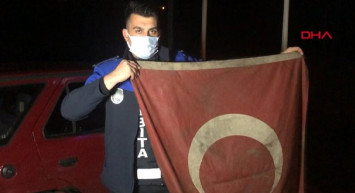 Yalova'da Zabıta Memuru Türk Bayrağının Yerde Kalmasına İzin Vermedi