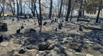 Yanan Mezarlıkta Şehit Kabrine ve Türk Bayrağı'na Bir Şey Olmaması Dikkat Çekti