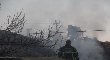 Yangına Müdahale Eden İtfaiye Eri Çatıdan Düşerek Yaralandı!
