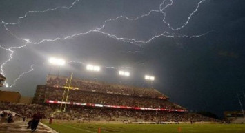 Yeşil sahada futbolcunun üzerine yıldırım düştü: Dostluk maçında feci şekilde can verdi!