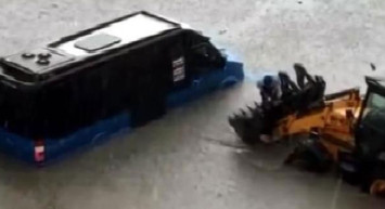 Yetkililerin sağanak yağış uyarısı Ankara’da etkili oldu: Yollar göle döndü